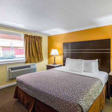 Econo Lodge Beach And Boardwalk Atlantic City Exterior photo